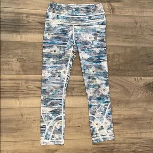 Lululemon woman’s crop leggings w/ zip back pocket